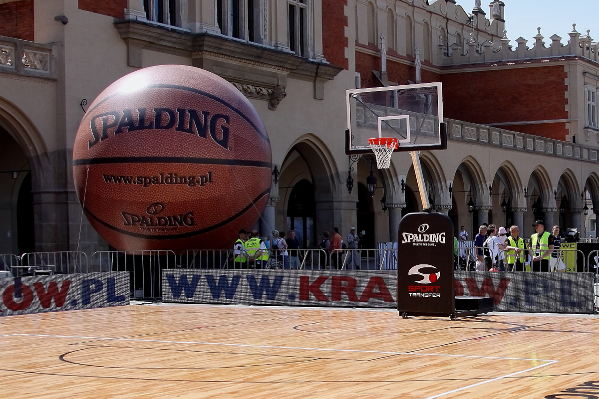 AUSSEN-BASKETBALLPLATZ – WIE ERSTELLT MAN IHN?